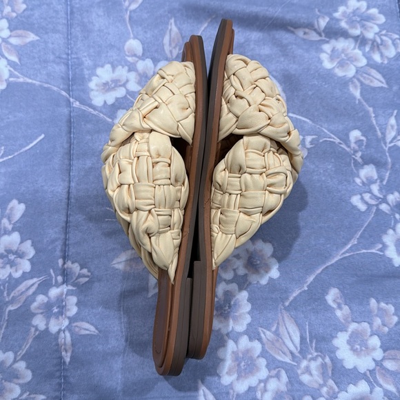 🚨2/$10‼️ALDO Light Yellow Sandals - Picture 5 of 7